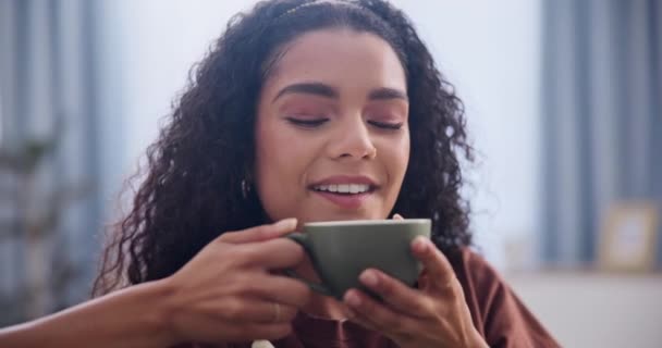 Vrouw Glimlach Koffiepauze Huis Ochtend Positief Ontspannen Voor Eigenliefde Met — Stockvideo