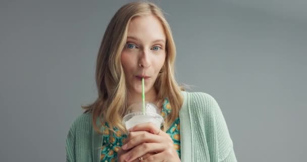 Kvinna Milkshake Och Ansikte Med Leende Ateljé För Dryck Hälsa — Stockvideo