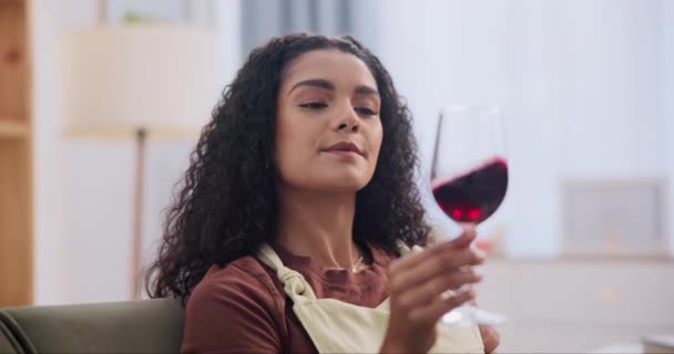 Czerwone Wino Relaks Kobieta Kanapie Zapach Aromat Napojem Weekendowy Wypoczynek — Wideo stockowe