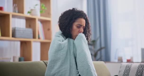 Thuis Ziek Hoesten Met Vrouw Deken Ademhalingsproblemen Van Longen Een — Stockvideo