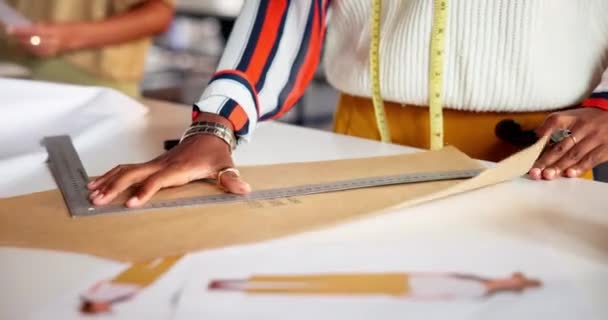 时装设计 量身裁剪及尺子在餐桌上 生产等行业中的应用 具有面料 纺织品和创意工艺标识的裁剪 特写和专业人员 — 图库视频影像