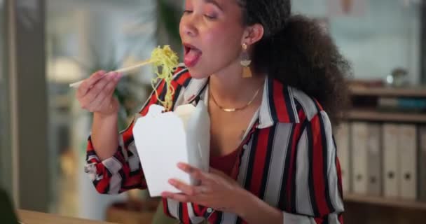 Biznes Noc Kobieta Chińskim Jedzeniem Pałeczki Lub Planowania Terminem Lub — Wideo stockowe