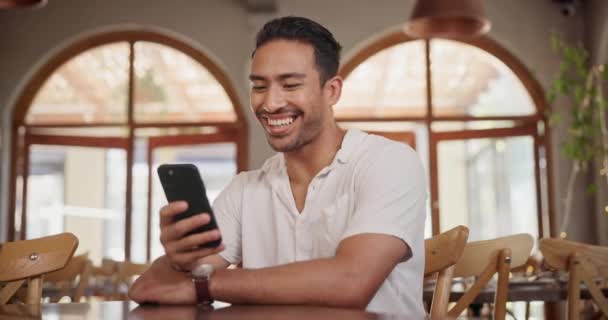Sorriso Telefono Uomo Rete Caffetteria Sui Social Media App Mobile — Video Stock