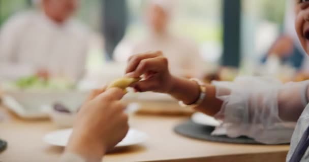 Yemek Çocukların Elleri Öğle Yemeği Gülümseme Sosyal Etkinlikte Büyük Bir — Stok video
