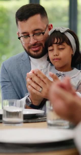 Ojciec Dziecko Modlące Się Lub Muzułmańska Rodzina Przy Stole Powiedzieć — Wideo stockowe