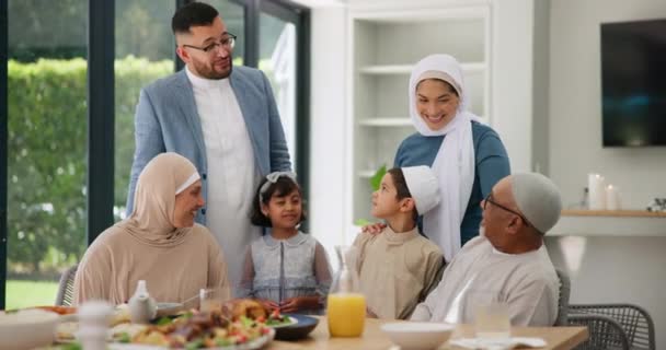 Duża Rodzina Uśmiech Kolacja Eid Święto Muzułmanie Przy Stole Razem — Wideo stockowe