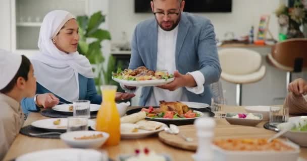 Moslim Ouders Kinderen Met Eten Diner Aan Tafel Voor Eid — Stockvideo