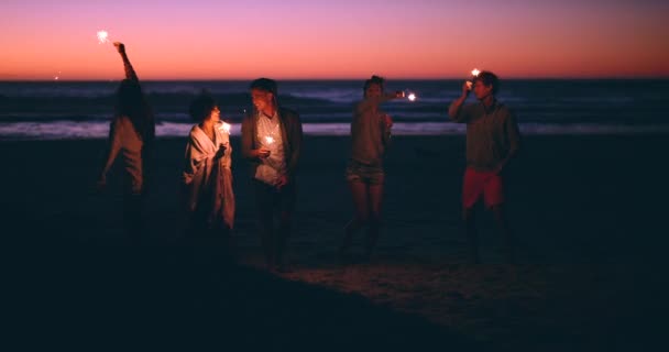 火花和快乐的夜晚在海滩 庆祝和结合在一起 在大自然中的乐趣 女人和多样性 户外和社交 为海上节庆燃放烟花 — 图库视频影像