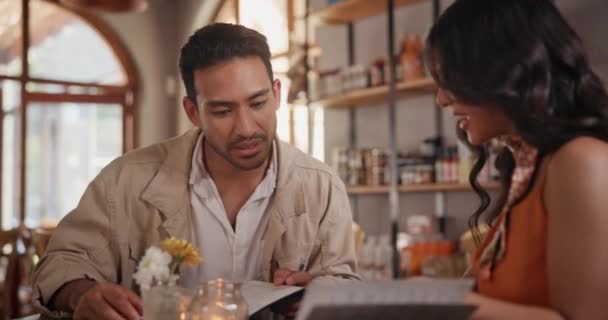 Меню Побачення Пара Спілкуються Ресторані Разом Заради Любові Романтики Або — стокове відео