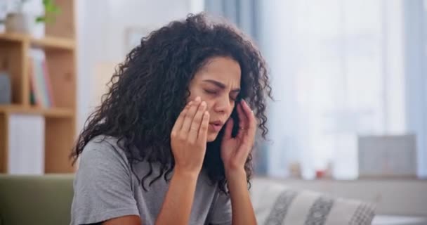 Stress Hoofdpijn Vrouw Bank Met Kater Vermoeidheid Verslaving Herstel Huis — Stockvideo