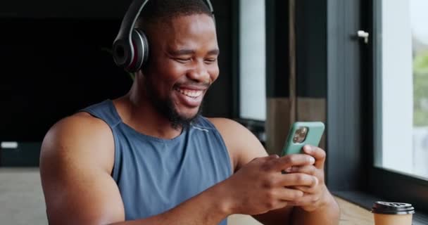 Kulaklıklar Jimnastik Salonu Akıllı Telefonlu Siyah Adam Daktilo Sosyal Medya — Stok video