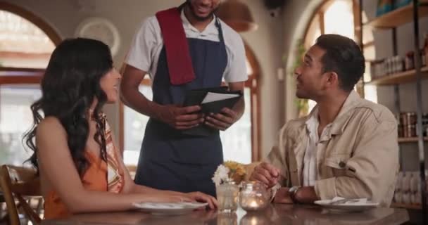 웨이터 레스토랑과 와인과 이탈리아 요리에 테이블에 남자와 발렌타인 식사를 디저트 — 비디오