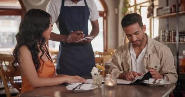 Kelner Para Porządku Pisania Restauracji Kobietą Mężczyzną Przy Stole Datę — Wideo stockowe