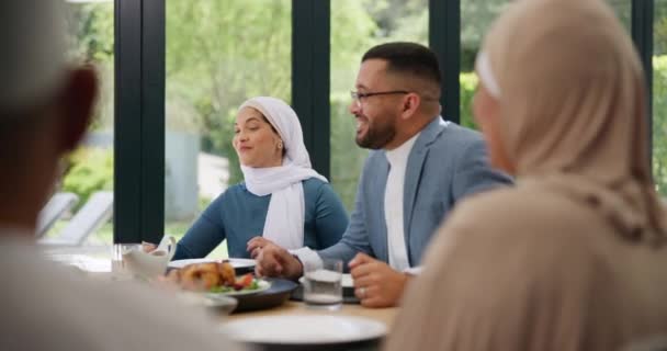 Muslim Rodina Přátelé Jídlem Nebo Šťastný Jídelního Stolu Pro Eid — Stock video