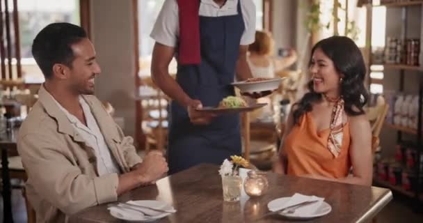 Пара Ресторан Офіціант Подають Їжу Ювілейну Дату Разом Або День — стокове відео