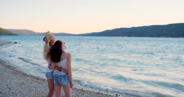 Mujeres Amigos Vista Playa Atardecer Relajarse Con Brisa Las Vacaciones — Vídeo de stock