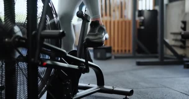 フィート スニーカー ジムでのエクササイズバイク ウェルネス 機器のための挑戦と心臓 サイクリングワークアウト 自転車 エネルギー アクション ハードワーク — ストック動画