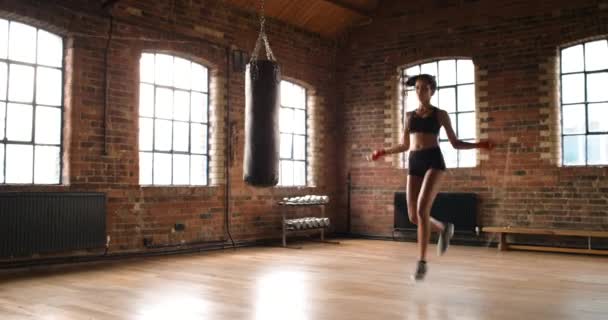Kadın Halatla Spor Salonunda Egzersiz Yap Sağlık Sağlık Için Spor — Stok video