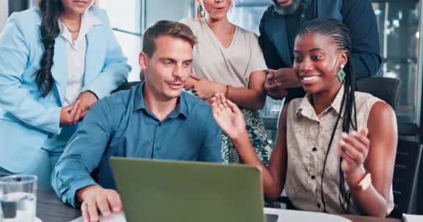 Feliz Negocio Gente Con Laptop Aplausos Celebración Por Trabajo Equipo — Vídeos de Stock