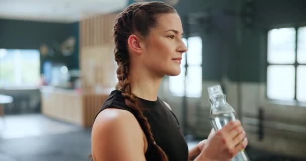 Twarz Szczęśliwa Kobieta Woda Pitna Dla Kondycji Zdrowe Ciało Wellness — Wideo stockowe