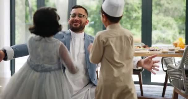 Muszlim Futó Vagy Apa Gyerekek Ölelkeznek Egy Házban Egy Helló — Stock videók