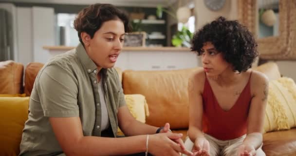 Kadın Lezbiyen Çift Evdeki Oturma Odasında Kavgada Tartışmada Günah Çıkarmada — Stok video
