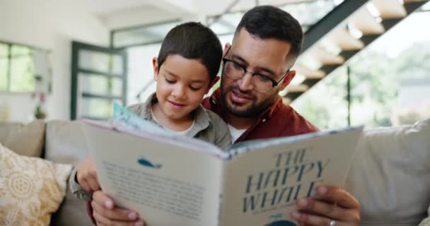 Baba Oğul Evde Öğrenme Öğretme Öğrenme Kaynaşma Için Kanepede Kitap — Stok video