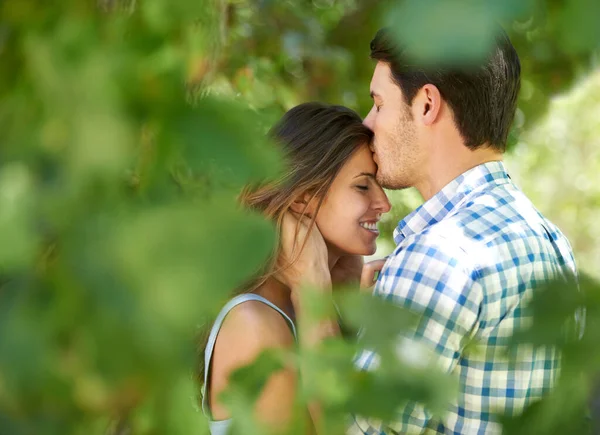 年轻夫妇 在公园的树下亲吻 在夏日的阳光下享受爱情 快乐的 特别的和户外的求婚 浪漫的伴侣结合爱和嬉闹的生活方式 — 图库照片