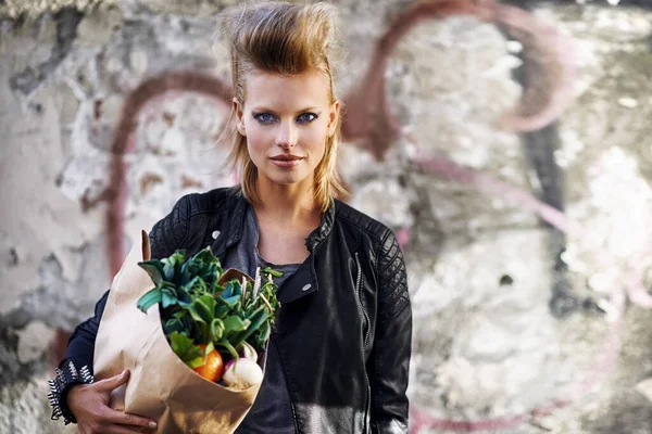 Woman Portrait Fashion Vegetable Grocery City Cool Punk Rock Hairstyle — Stock Photo, Image