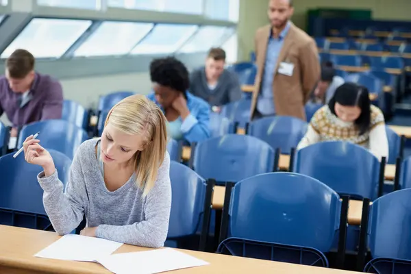 Exame Sala Aula Estudante Com Caneta Para Pensar Avaliar Escrever — Fotografia de Stock