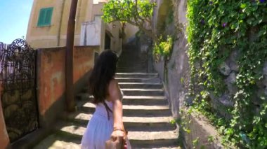 Kadın, merdivenler ve arka manzara, tatilde gülümseme, el yapımı hareket ve turnede kahkaha. Güzellik, kız ve yaz tatili için İtalya 'da özgürlük, mutluluk ve seyahat içeriği blogu.