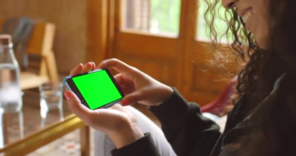 在家里有社交媒体 电影或流媒体的房子里 有绿色的屏幕 电话和女人的手 在客厅里的智能手机 空间或女性 因报名服务或订阅而成为笑柄 — 图库视频影像