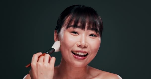 Wajah Bersinar Dan Wanita Jepang Dengan Kuas Rias Dan Kosmetik — Stok Video