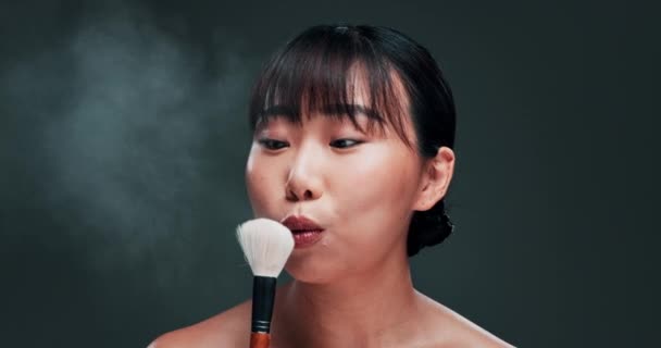 Makyaj Fırça Yüz Mutlu Kadın Stüdyoda Kozmetik Tedavi Veya Siyah — Stok video