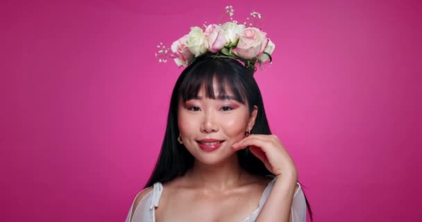 Pembe Arka Plan Makyaj Çiçek Tacıyla Süslenmiş Asyalı Bir Kadın — Stok video