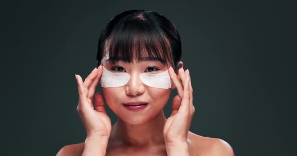 Asiatisk Kvinna Och Ögonmask Porträtt Och Skönhet Med Aging Behandling — Stockvideo