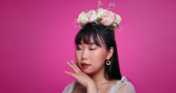 Коснитесь Лица Красоты Азиатской Женщины Цветочной Короной Розовом Фоне Хорошего — стоковое видео