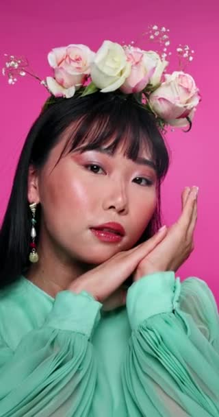 Cara Flores Mujer Japonesa Con Maquillaje Resplandeciente Brillo Fondo Estudio — Vídeo de stock