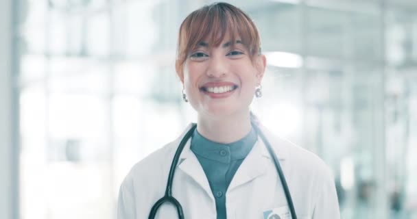 プライド 医学アドバイスのための肖像画の医師 笑顔と病院 女性外科医 幸せで自信を持って生命保険のためのプライベート練習 診療所での相談やチェック — ストック動画