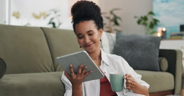 Relax Lounge Woman Tablet Coffee Laugh Social Media Meme Blog — Stock Video