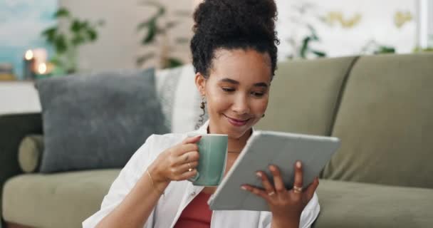 客厅和女人与平板电脑 茶和微笑社交媒体迷因 博客或有趣的电子书 连接和快乐的女孩与咖啡杯在休息厅的数字应用程序流媒体 — 图库视频影像