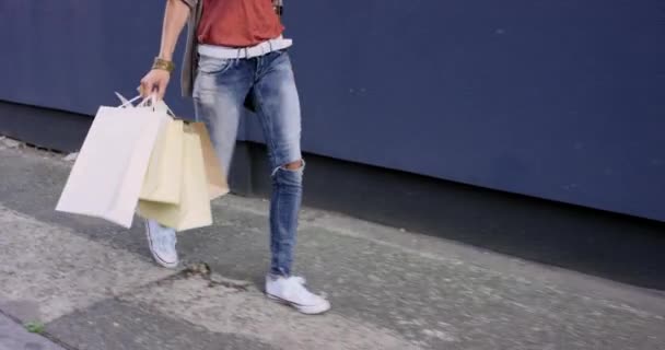 ニューヨーク市内のバッグ ショッピング 小売りセラピー 舗装で歩いたり 歩いたりする女性 ストリート 買い物客 または高級品でギフトを購入したり 割引や週末休暇で旅行したりする女の子 — ストック動画