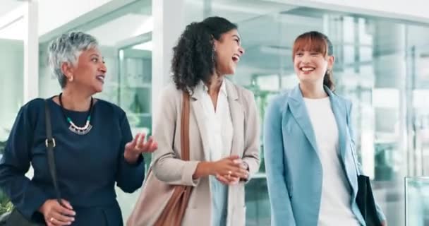 Geschäftsleute Frauen Und Spaziergänge Büro Mit Lachen Für Firmenwitze Oder — Stockvideo
