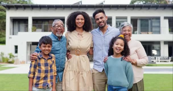 Lycklig Familj Ansikte Och Utomhus Gräsmatta Nya Hem Fastighetsinvesteringar Och — Stockvideo