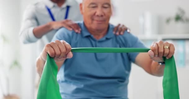 レジスタンスバンド 理学療法士 筋肉トレーニング シニアケアの強度を持つ老人 リハビリテーションと設備を備えたフィジオクリニックの健康 — ストック動画