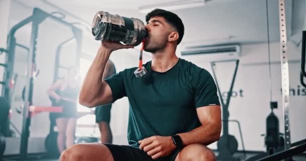 Gym Drinkwater Man Met Fitness Training Hydratatie Met Workout Uitdaging — Stockvideo