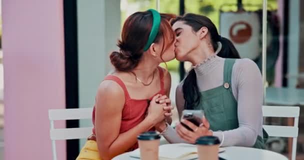 Cafe Kuss Und Lesbisches Paar Mit Telefon Nachrichten Oder Händchenhalten — Stockvideo