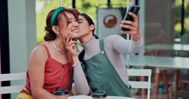 Selfie Kiss Lesbian Couple Cafe Travel Memory Bonding Romantic Date — Stock Video