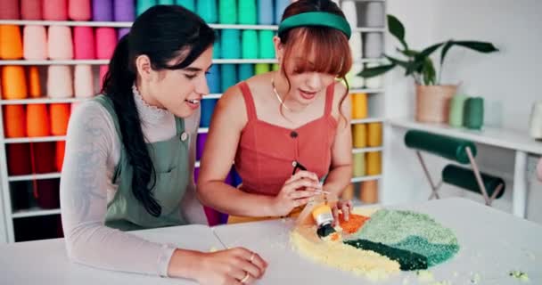 Vrouwen Vrienden Tuften Met Tapijt Trimmer Textiel Scheren Samen Een — Stockvideo