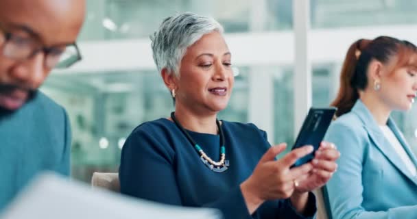 Senior Wanita Dan Telepon Dengan Orang Orang Bisnis Kantor Untuk — Stok Video